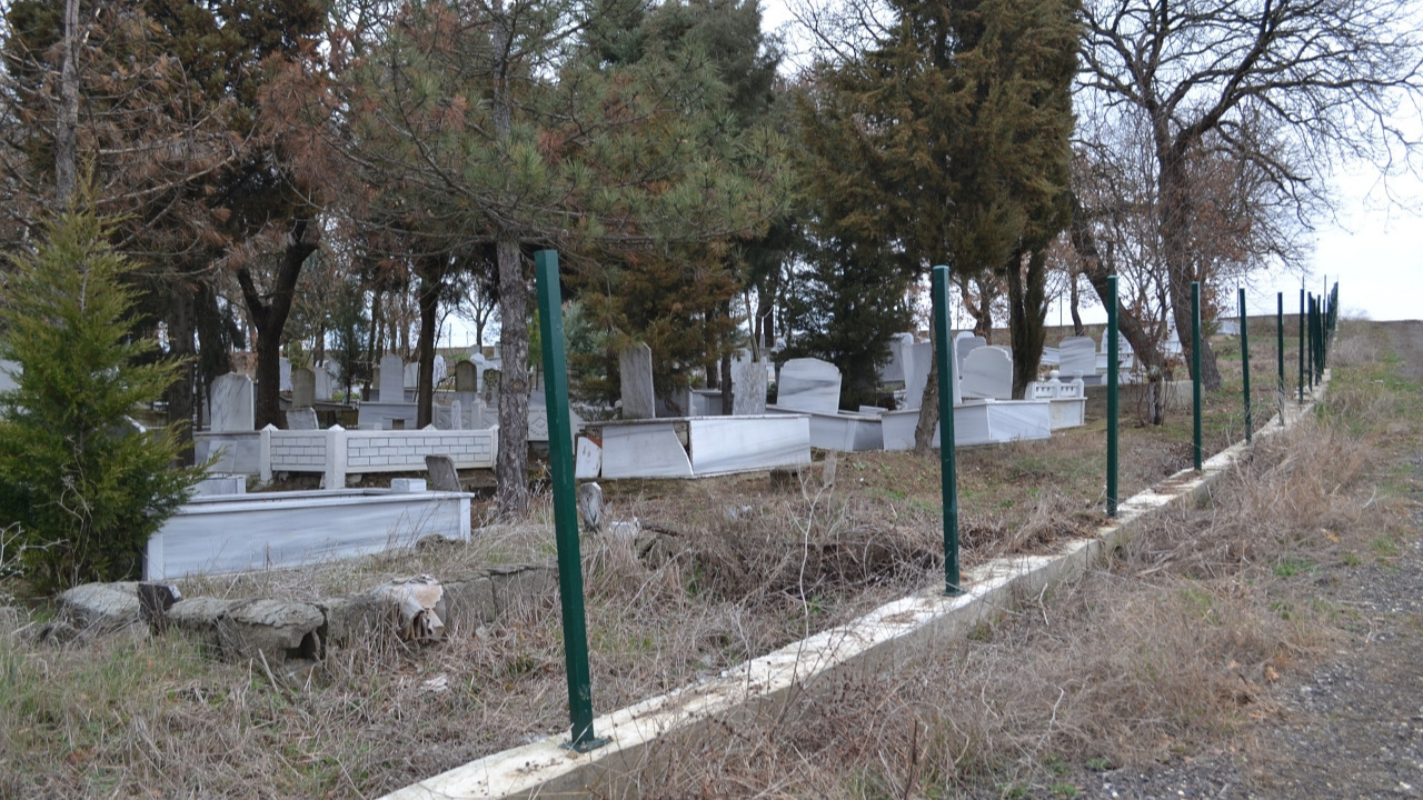 Mezarlıktan çaldıkları şey pes dedirtti! "Utanç verici bir durum"