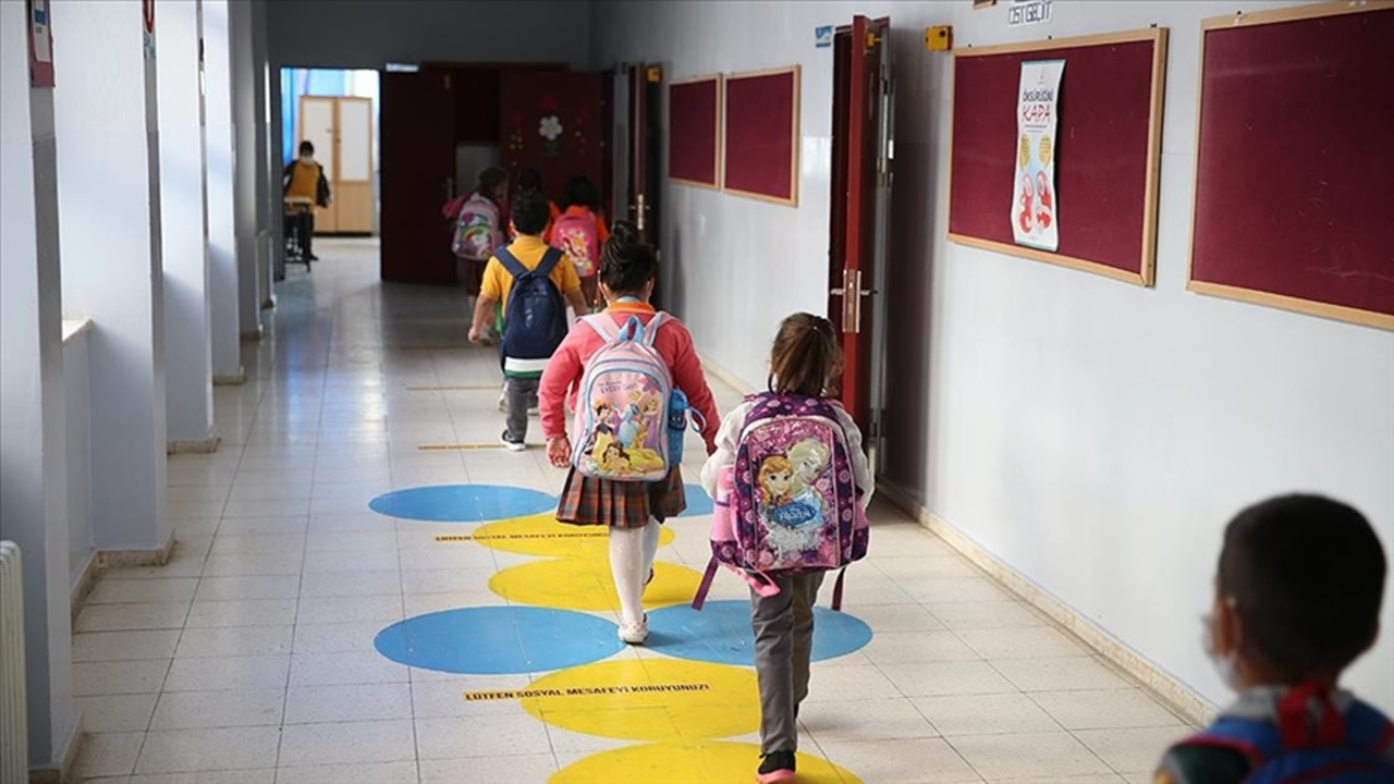 Bakan Özer'den yüz yüze eğitimde kararlılık mesajı
