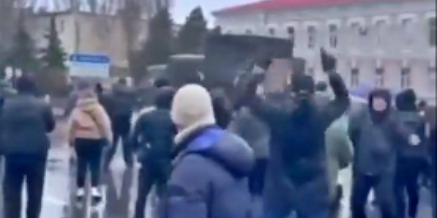 Ukraynalı siviller, Melitopol'e giren Rus askerlerine tepki gösterdi!