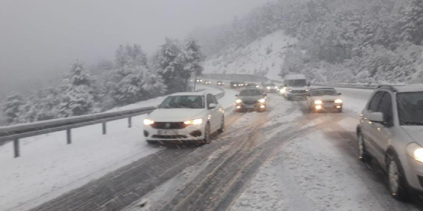 Antalya karayolu kar nedeniyle ulaşıma kapatıldı!