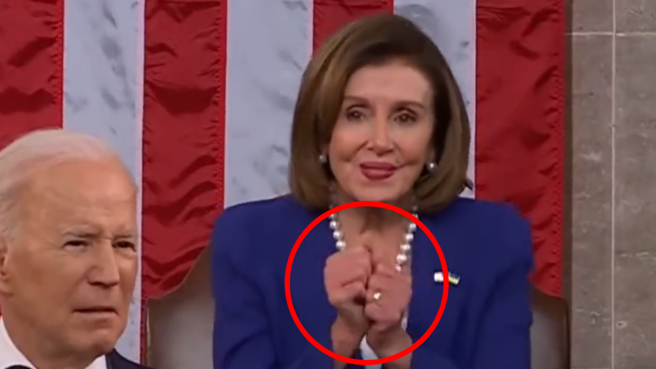 Pelosi'nin, Biden'ın konuşması sırasında yaptığı tuhaf el hareketleri!