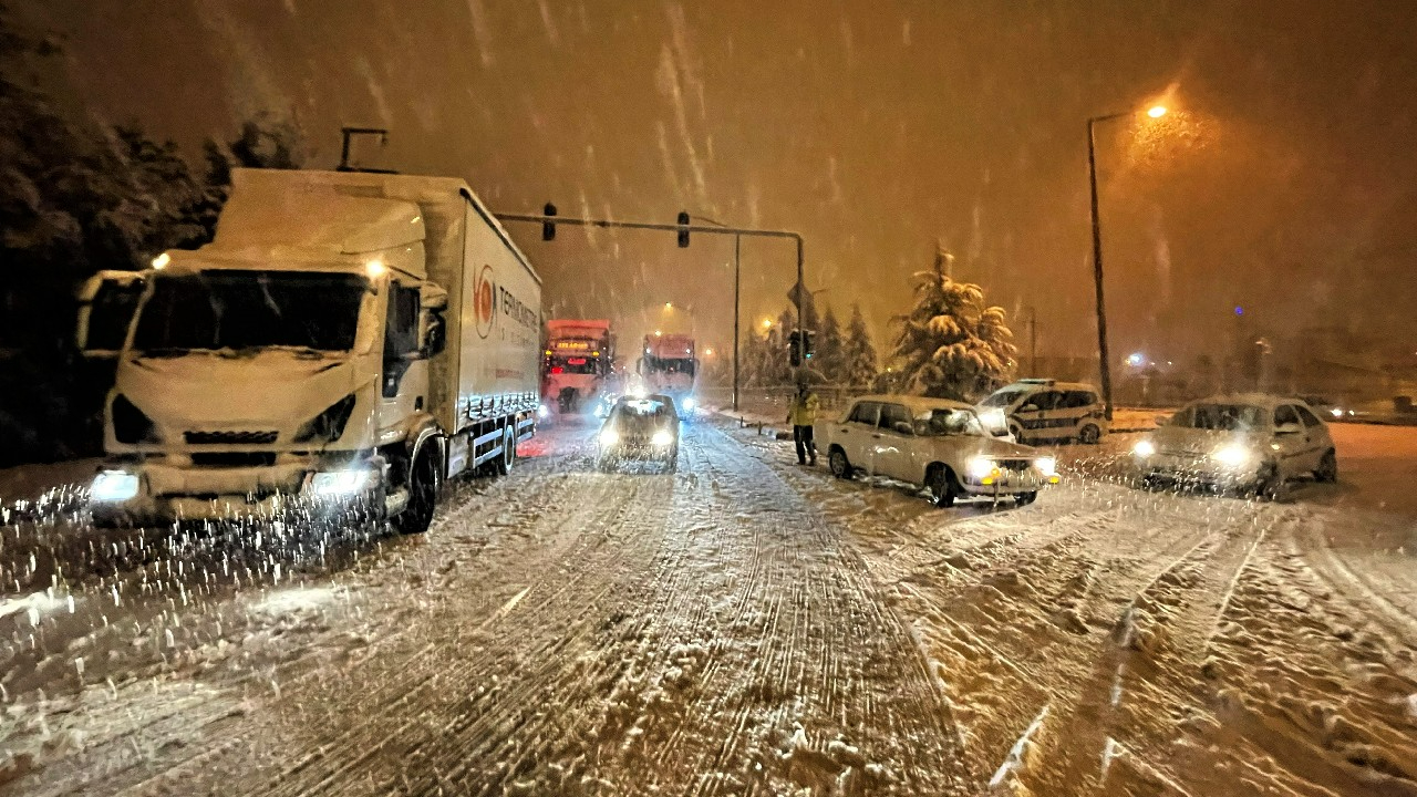 Isparta-Burdur-Antalya kara yolu kar yağışı nedeniyle ulaşıma kapandı