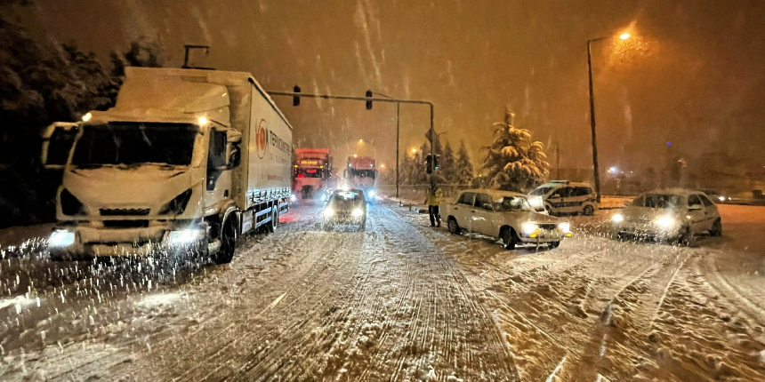 Isparta-Burdur-Antalya kara yolu kar yağışı nedeniyle ulaşıma kapandı