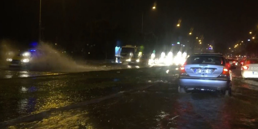 Antalya'da fırtına ve hortum! Yollar nehre döndü, caminin minaresi devrildi