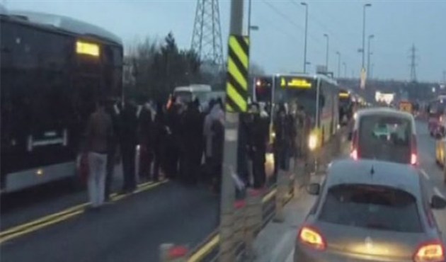 Minibüsle çarpışan otomobil metrobüs yoluna uçtu...