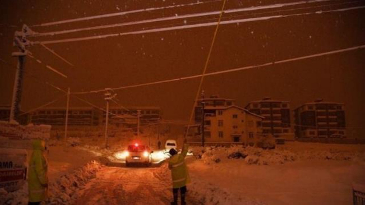 Isparta'da elektrik kesintisi kabusu geri döndü! Muhtar, "Tellere kar topu atın" çağrısı yaptı!