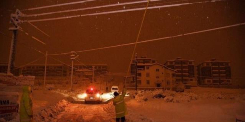 Isparta'da elektrik kesintisi kabusu geri döndü! Muhtar, "Tellere kar topu atın" çağrısı yaptı!