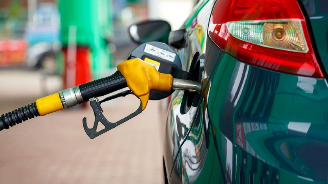 Petrol fiyatlarının düşüşü sonrası beklenen haber geldi: Motorin fiyatlarında 2 lira 38 kuruş indirim!