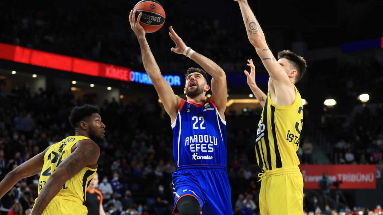 Anadolu Efes, Fenerbahçe Beko'yu bir kez daha mağlup etti... Larkin'den mucize üçlük