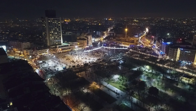 Taksim’de yeni yıl coşkusu havadan görüntülendi!