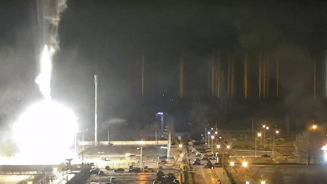 Ukrayna'da korkulan oldu! Rusya, Zaporijya Nükleer Santrali'ni vurdu!