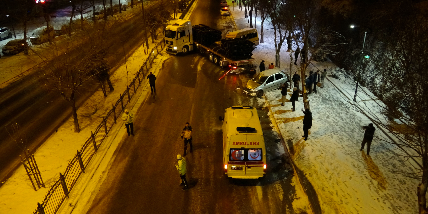 Yollar buz pistine döndü, 15 araç birbirine girdi