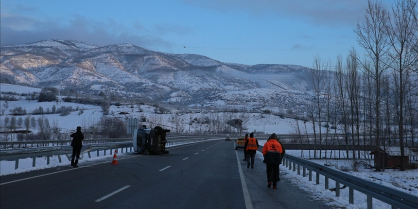 Servis aracı devrildi: Bir asker şehit oldu, 3 asker yaralandı!
