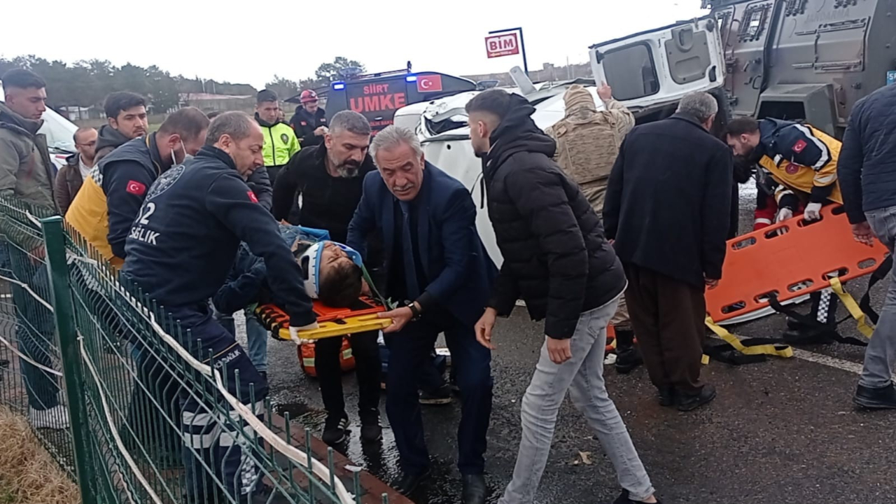 Siirt'te askeri araç ile sivil araç çarpıştı: Yaralılar var!