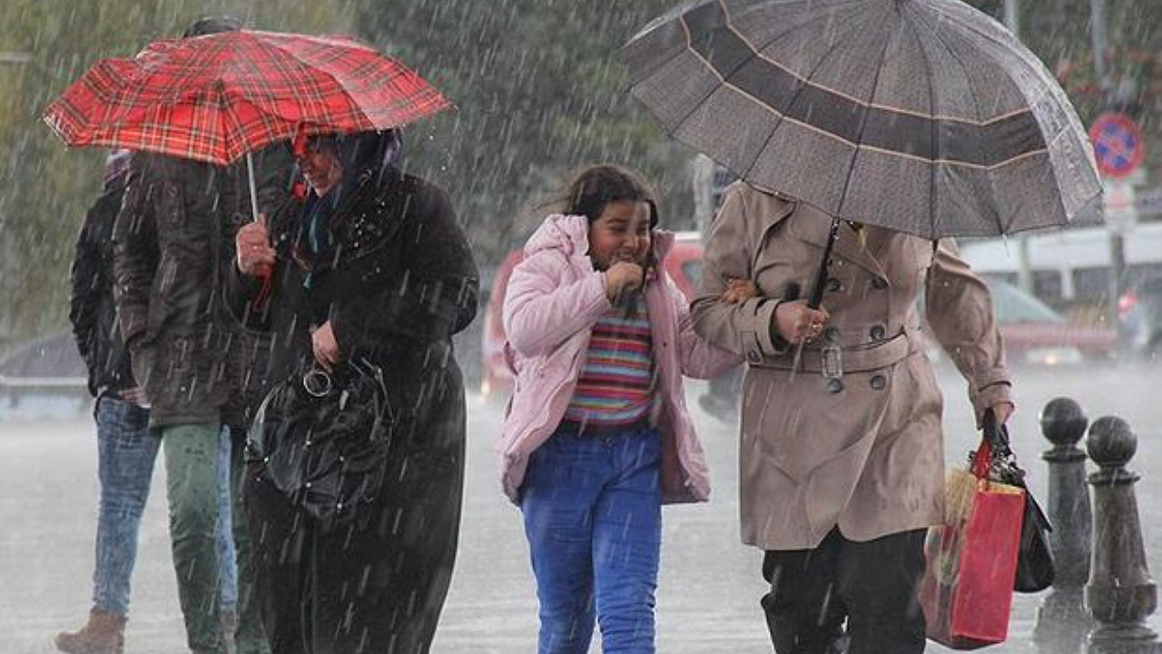 İstanbullular dikkat! Öğle saatlerinde yağmur geliyor...