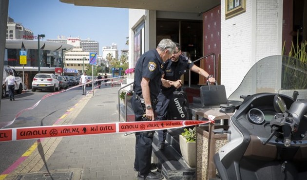 Tel Aviv'de Trump'ın ziyareti beklenirken araç yayaların arasına daldı!