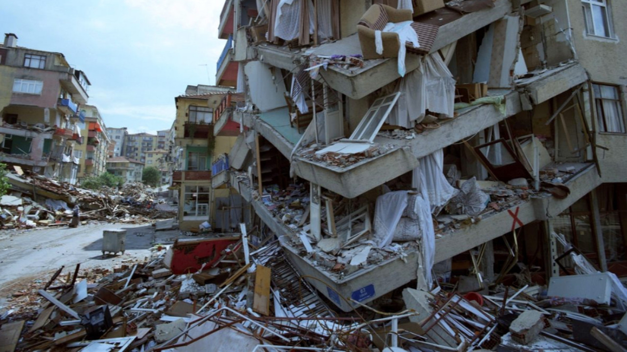 İstanbul'da 8 yıl içinde büyük bir deprem bekleniyor: 90 binden fazla ev yıkılabilir!