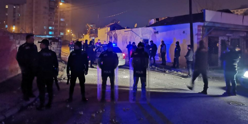 Husumetli iki grup birbirine girdi, mahalle karıştı!