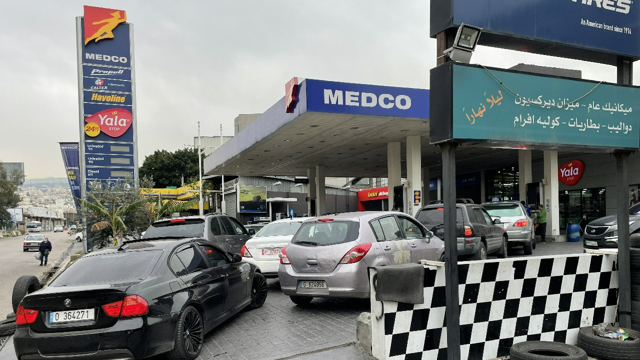 Petrol fiyatlarındaki küresel artış, Lübnan'da benzin istasyonlarında uzun kuyruklar oluşturdu