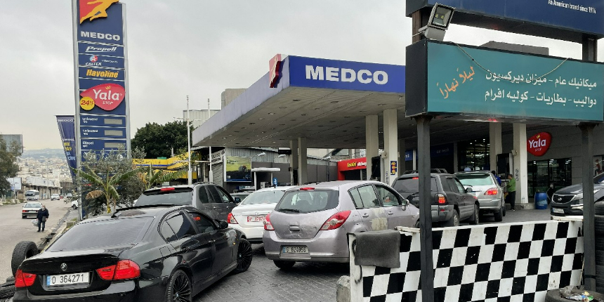 Petrol fiyatlarındaki küresel artış, Lübnan'da benzin istasyonlarında uzun kuyruklar oluşturdu