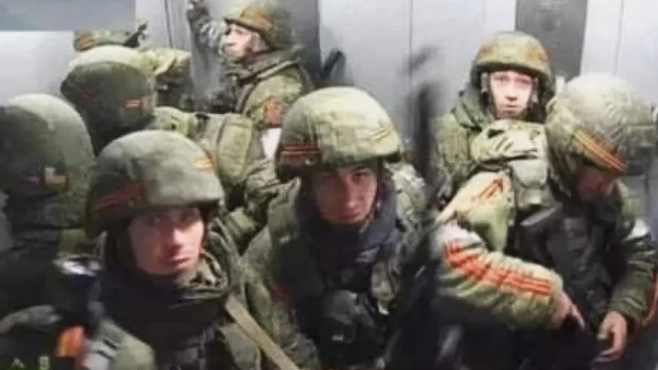 Böylesi görülmedi! Rus askerler asansörde yakalandı