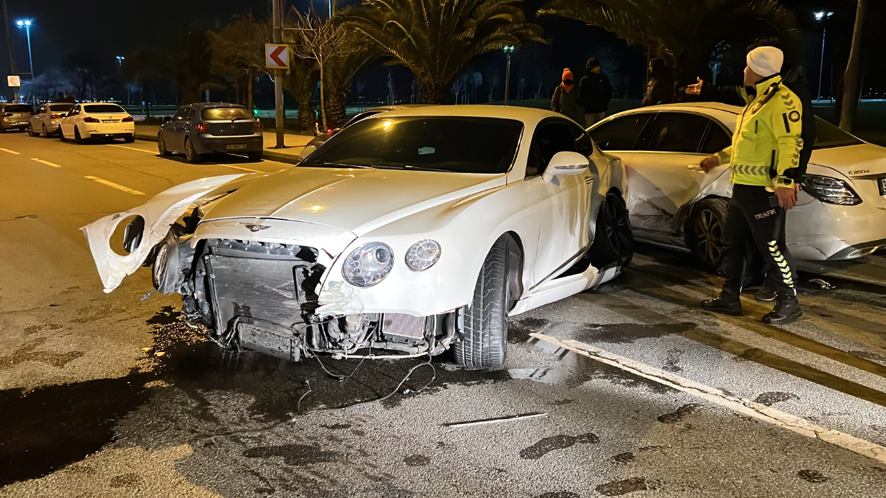 Kadıköy'de hızlı giden araç park halindeki araçlara çarptı