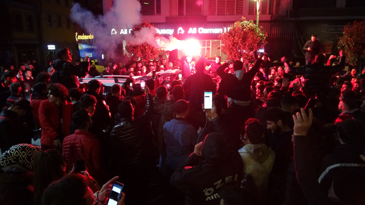 Trabzonspor taraftarları Kadıköy'deki beraberliğin ardından sokağa döküldü