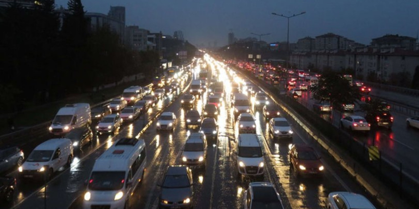Megakent güne yağmurla uyandı! Sürücüler ilerlemekte güçlük çekti