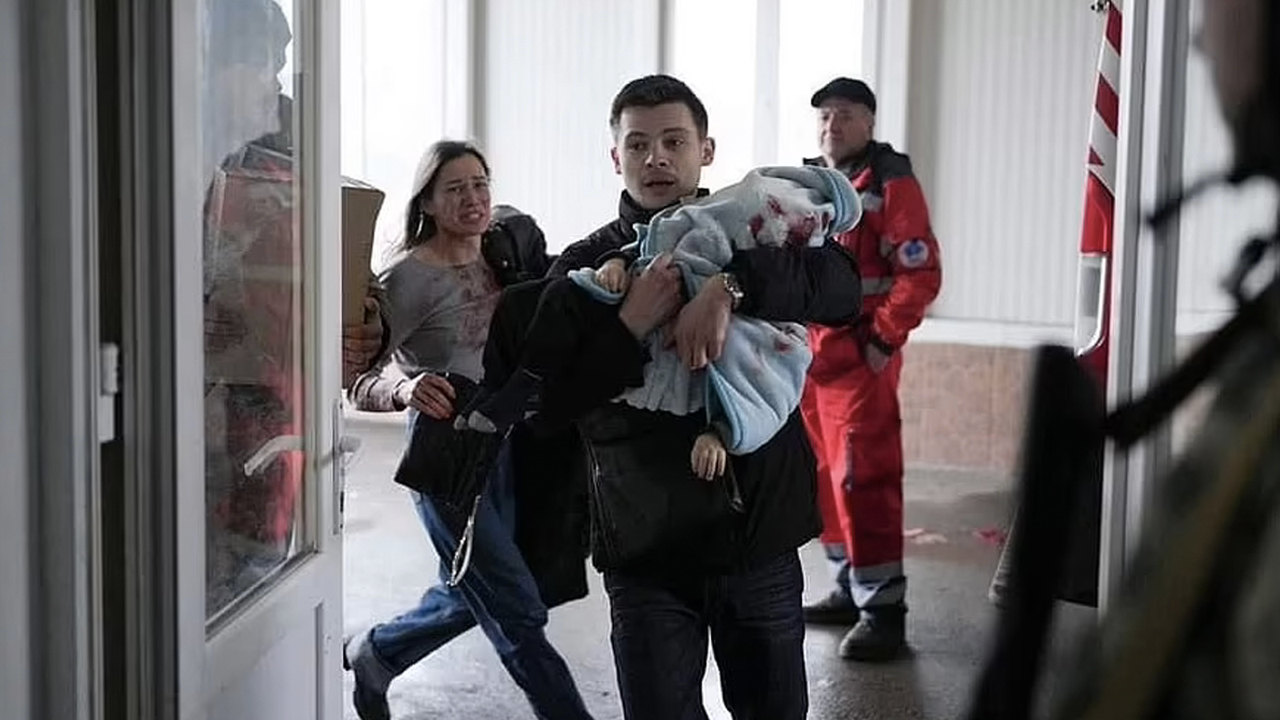 Savaşın acı yüzünü gösteren görüntü: Henüz 1,5 yaşında bombaların hedefi oldu
