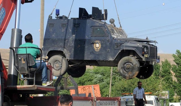 Mardin'de polis aracı devrildi: 3 yaralı...