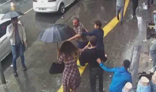 "Burada böyle yürüyemezsiniz" diyen çakma kabadayı dayak yiyince kadına saldırdı!