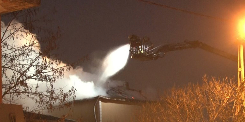 4 katlı binanın çatısı alevlere teslim oldu: O anlar kamerada