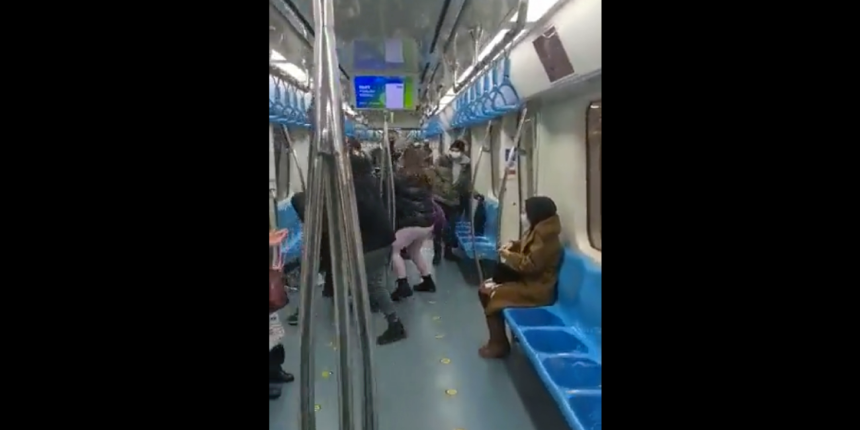 Marmaray'da kavga! 'Neden sevişiyorsunuz' diyerek tekme tokat saldırdı