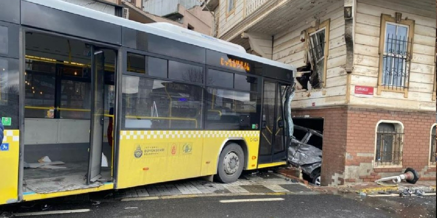 Beykoz’da pedalı sıkışan İETT otobüsü dehşet saçtı:  Yaralılar var!
