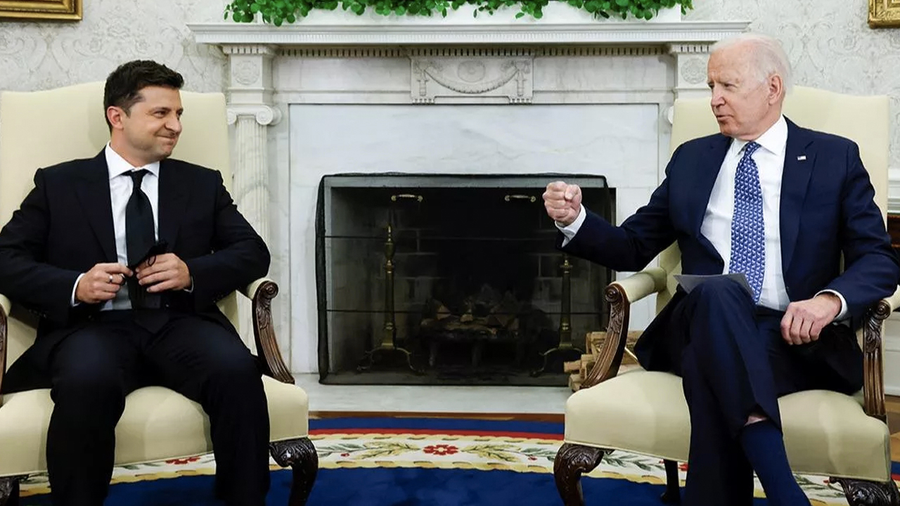 Zelenskiy bu cihazı yanında taşıyor: Biden ile görüşmek için şifreli hat kullanıyor