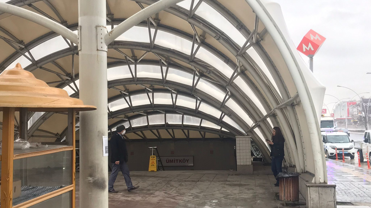 Ankara'da bir kişi, tren geldiği sırada raylara düştü!