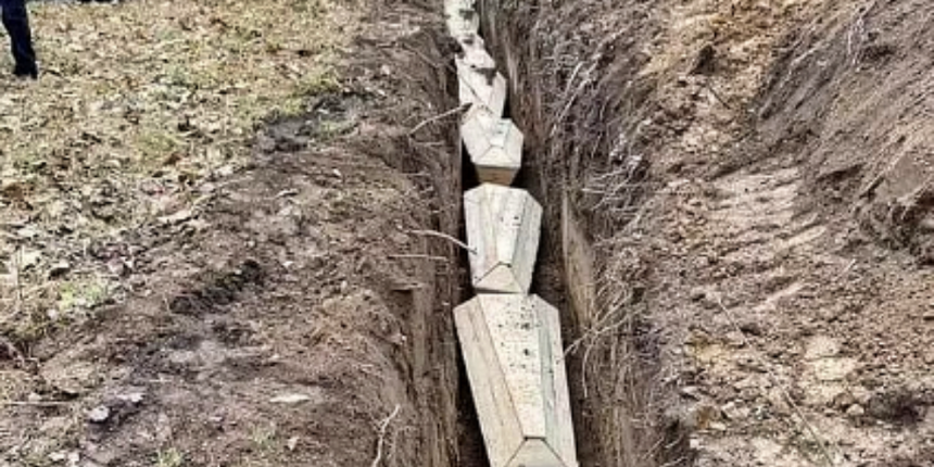 Ukraynalılar, ölen sivillerini kazdıkları siperlere gömmeye başladı!