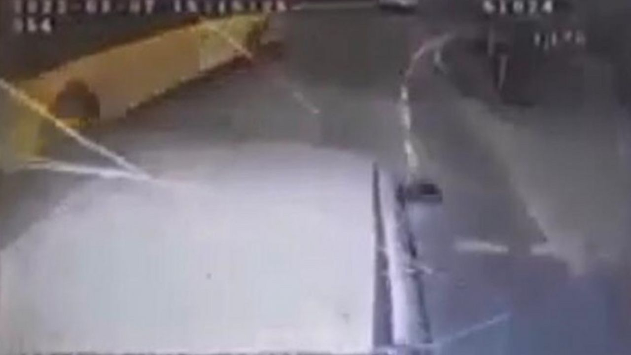 Beykoz’da İETT otobüsünün dehşet saçtığı feci kaza kameralara yansıdı!