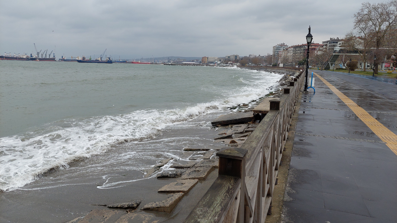 Meteoroloji uyarmıştı! Şiddetli poyraz Marmara'da etkisini göstermeye başladı!