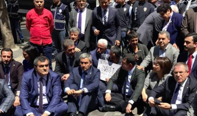 CHP'li 3 vekil önce oturma eylemi yaptı, sonra volta attı!