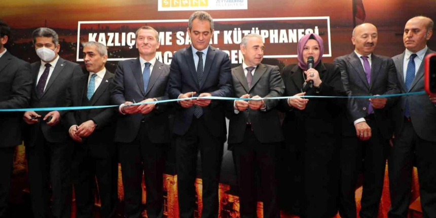 Kazlıçeşme Sanat Kütüphanesi Bakan Özer'in katılımıyla kapılarını açtı