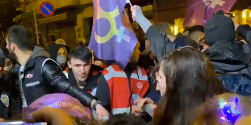 Taksim Meydanı'na yürümek isteyen kadınlar ile polis arasında arbede yaşandı
