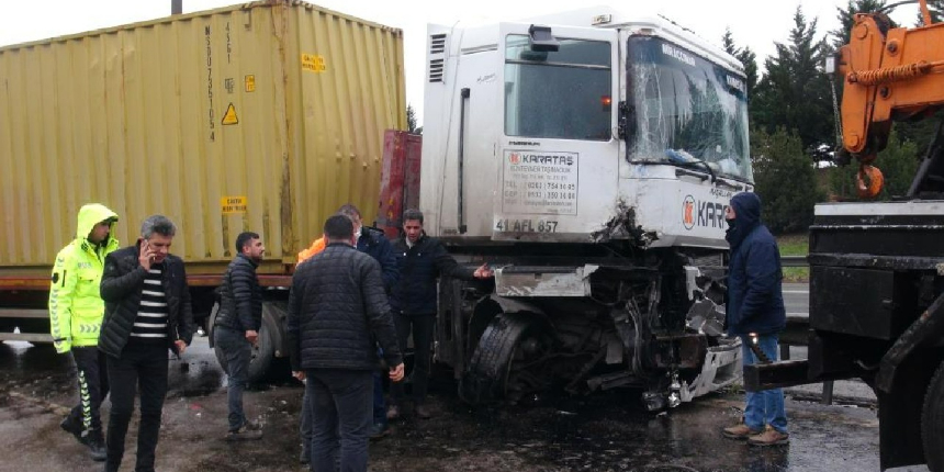 Kocaeli TEM Otoyolu'nda kaza: 2 yaralı