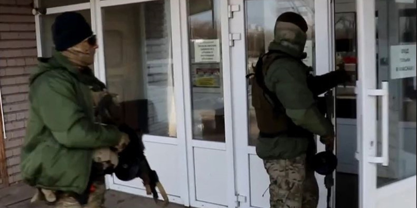 Rus askerleri, televizyon kanallarını ve radyoları ele geçiriyor