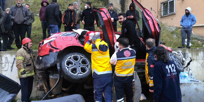 Otomobil 25 metreden çocuk parkına uçtu