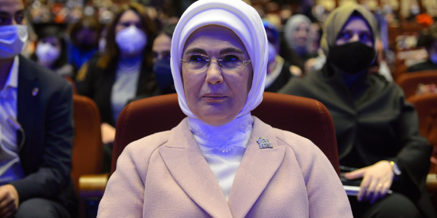 Emine Erdoğan: Kadınların hak ettikleri gibi bir hayat sürmelerini istiyorsak, önce savaşları durduralım