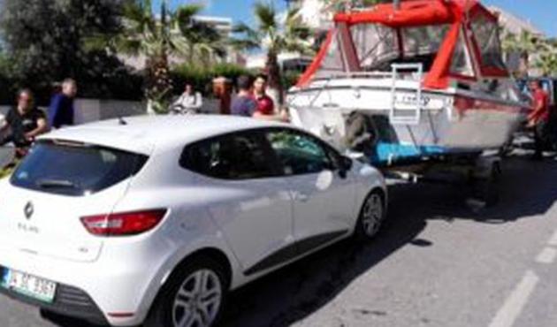 Şaka değil gerçek... Yat seyir halindeki otomobile çarptı!