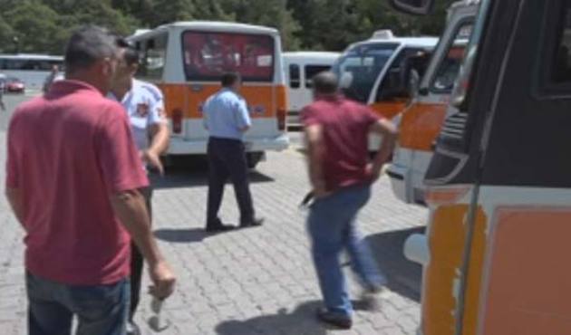 Zabıtaya çirkin tepki! "Onu çekme bunu çek"