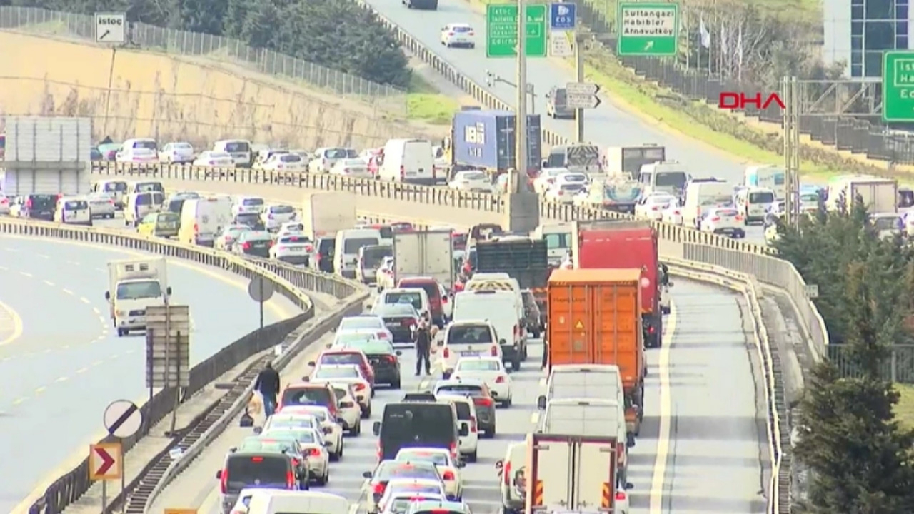 İstanbul'da beklenen kar yağışı başladı trafik felç oldu: Yoğunluk yüzde 65'i geçti!