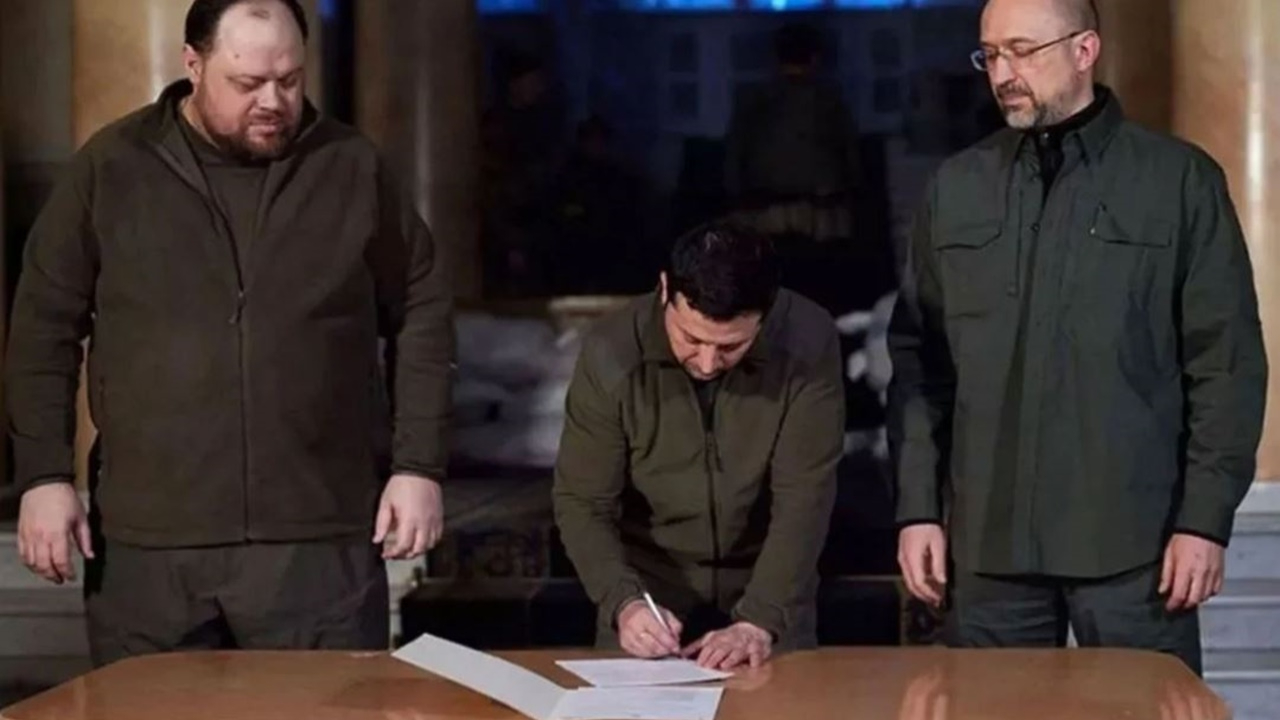 Zelenskiy kritik kararı imzaladı: Ukrayna'da siviller silah kullanabilecek